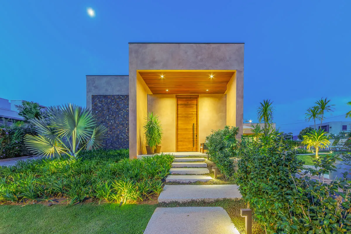 Fachada da casa iluminada ao anoitecer